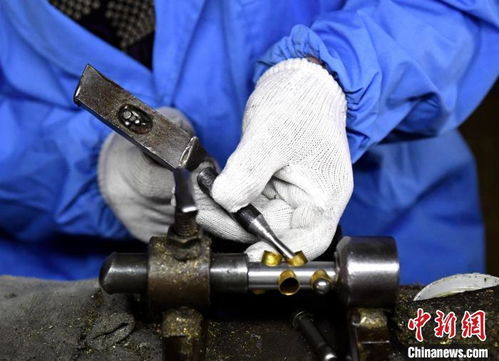 河北武強樂器手藝人400余道工序制作小號鳳凰網(wǎng)河北 鳳凰網(wǎng)